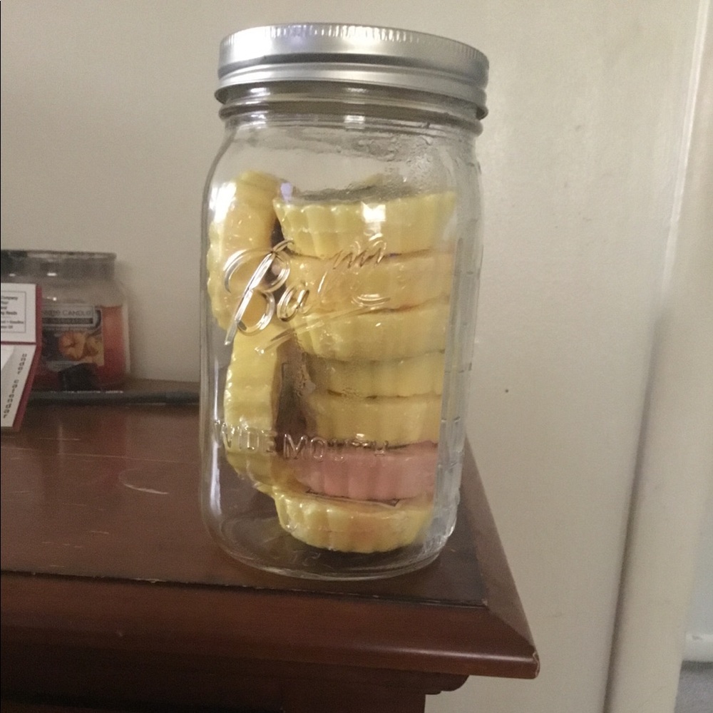 Mason jar full of yankee candle tarts⛄️